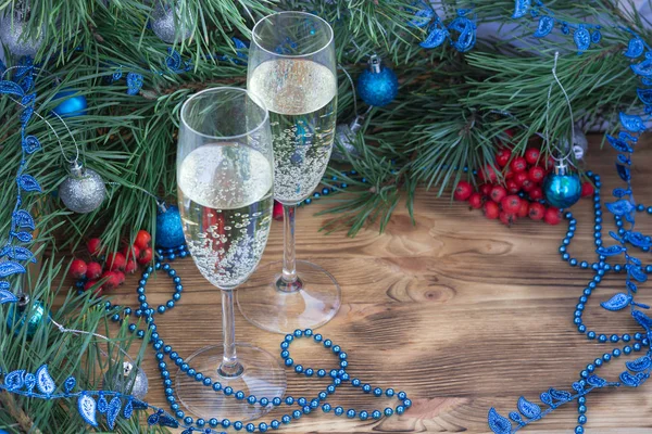 Weihnachts- und Neujahrsfestkomposition, Champagner, Kiefer, Horn — Stockfoto