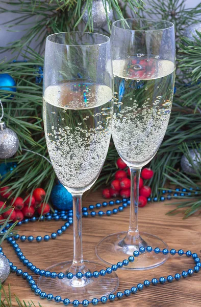 Рождество натюрморт, шампанское, сосна, орнамент украшения — стоковое фото