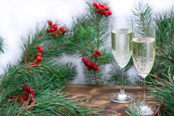 Weihnachtsset mit Champagner, Tannenzweigen, roten Beeren — Stockfoto
