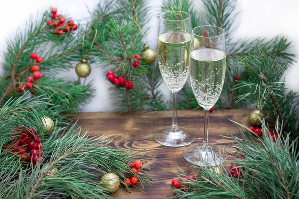Kerst vakantie samenstelling met Champagne, pijnboomtakken, rood — Stockfoto