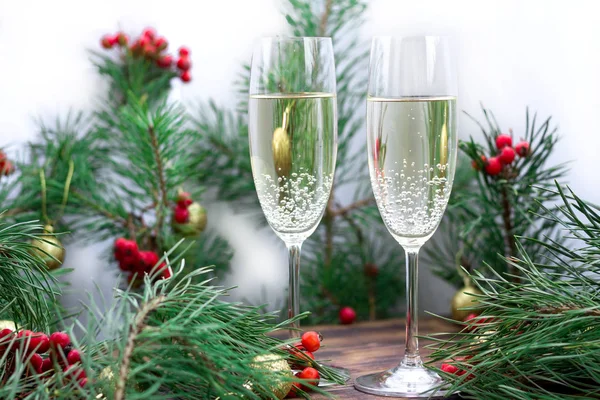 Kerstvakantie nog leven met champaign, pijnboomtakken, rood — Stockfoto