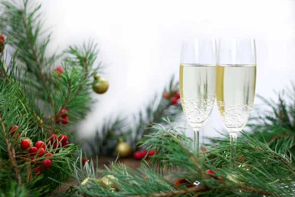 Kerst-stilleven, champaign, pijnboomtakken, rode bessen, gol — Stockfoto