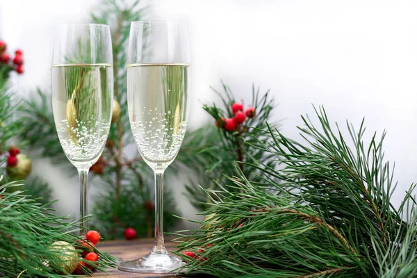 Weihnachtsstillleben mit Champagner, Tannenzweigen, Tannenbäumen — Stockfoto