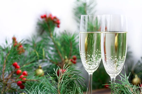 Kerst samenstelling, champaign, pijnboomtakken, rode bessen, ga — Stockfoto