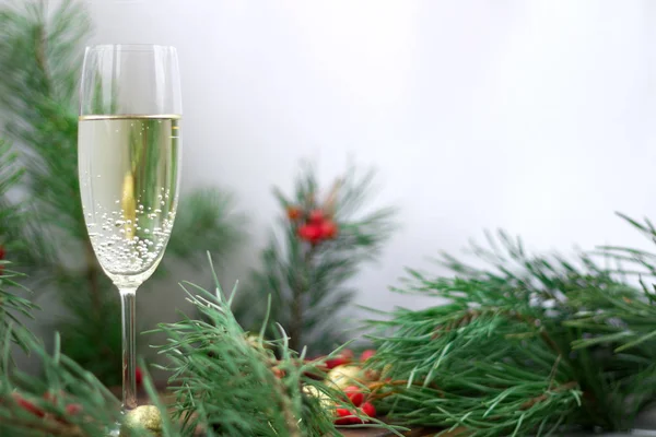 Weihnachtskomposition, Champagner, Tannenzweige, rote Eberesche, Gold — Stockfoto
