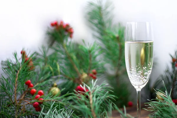 Weihnachtsstillleben, Champagner, Kiefernzweige, rote Eberesche, Gold — Stockfoto