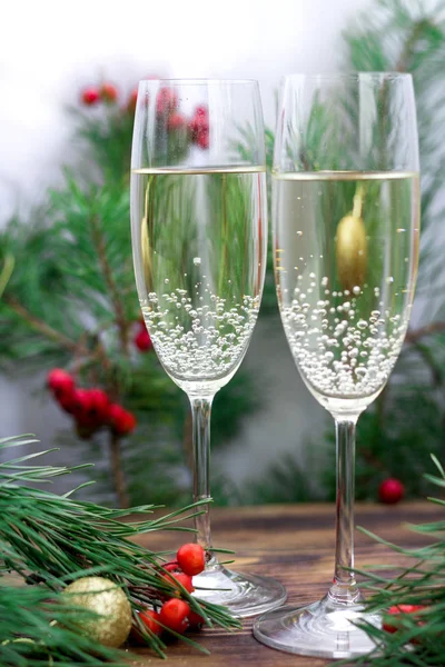 Weihnachtsstillleben aus Champagner, Tannenzweigen, roten Beeren — Stockfoto