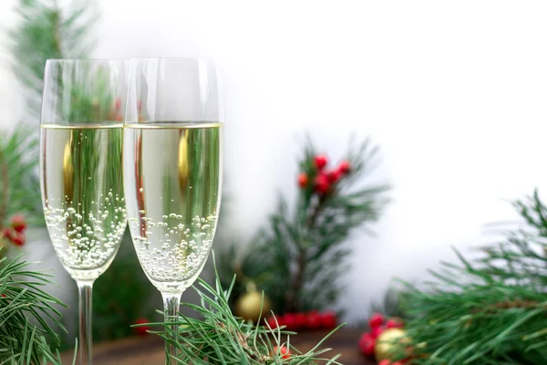 Weihnachtsfeiertagskomposition, Champagner, Tannenzweige, rot ber — Stockfoto