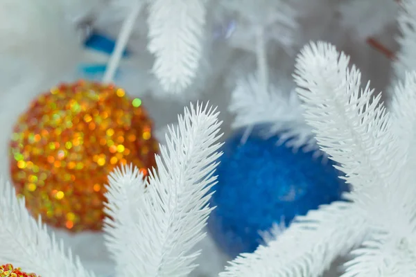 Рождественские украшения, голубые и золотые шарики на белой елке — стоковое фото