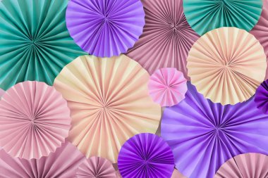 Pastel romantik arka plan duvar versicoloured kağıt daireler ile