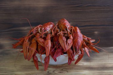 Clawfishes ahşap zemin üzerine haşlanmış plaka