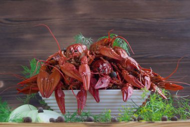 Kırmızı haşlanmış crayfishes, rezene, soğan, biber ahşap backgro üzerinde