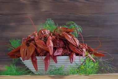 Tabak ile rezene ahşap arka plan üzerinde kırmızı crayfishes
