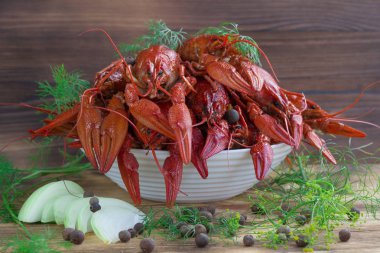 Kırmızı haşlanmış clawfishes, rezene, soğan, biber ahşap backgro üzerinde