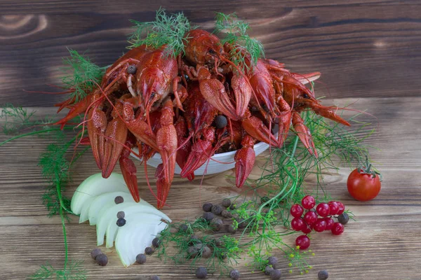 Cangrejos de río cocidos, hinojo, cebolla, pimientos, tomate en bac de madera — Foto de Stock