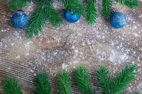 Branches sapin de Noël, boules bleues sur neige hiver bois backgr — Photo