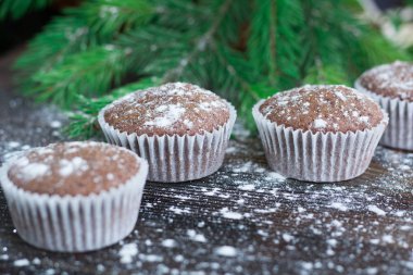 Noel kek kış grubunu ahşap arka plan, köknar ağacı üzerinde 