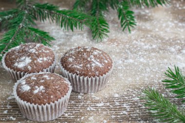 Kış grubunu ahşap arka plan, köknar üzerinde üç Noel kek