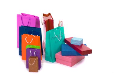 Rengarenk ve parlak alışveriş paketleri ve üzerinde izole kutuları