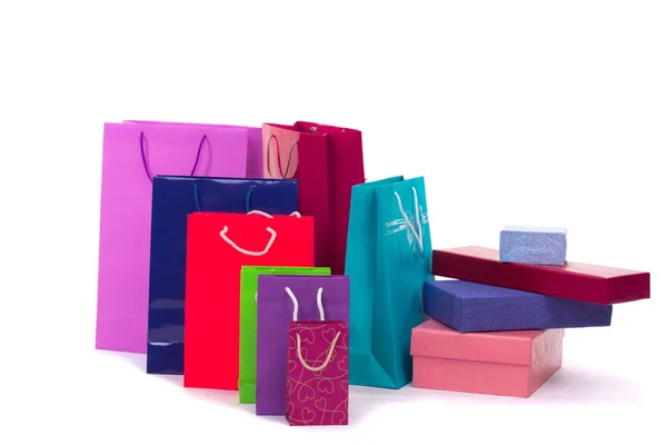 Színes és élénk bevásárló csomagok és papírdobozok elszigetelt Pünkösd — Stock Fotó