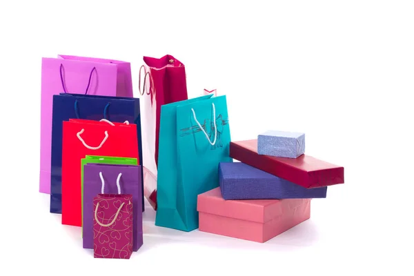Mehrfarbige und helle Einkaufspakete und Schachteln isoliert auf weiß — Stockfoto