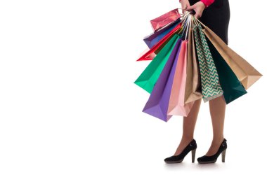 Alt yakın çekim, kız holding alışveriş kağıt poşet ve paketi duruyor
