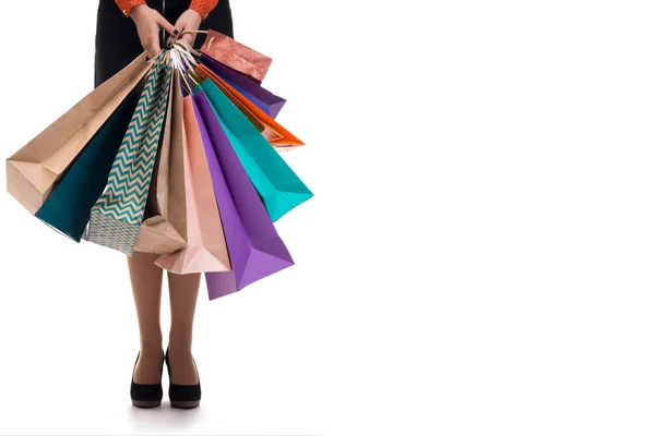 Inferior close-up, mulher fica segurando sacos de papel de compras e pac — Fotografia de Stock