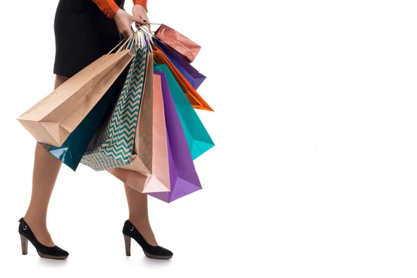 Menor close-up, menina andando segurando sacos de papel de compras e pac — Fotografia de Stock