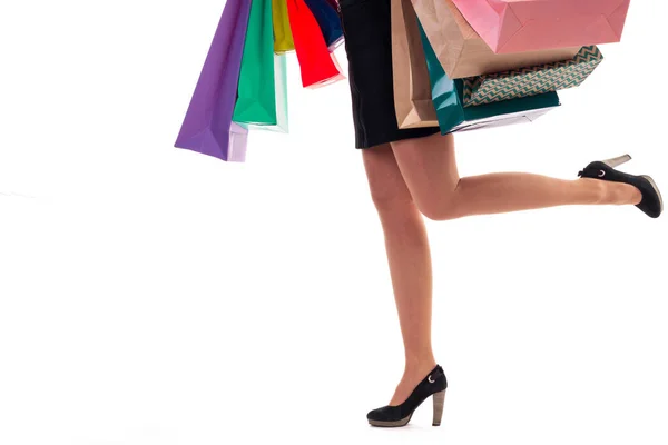 Abbassare primo piano, donna in esecuzione tiene sacchetti di carta shopping e pack — Foto Stock