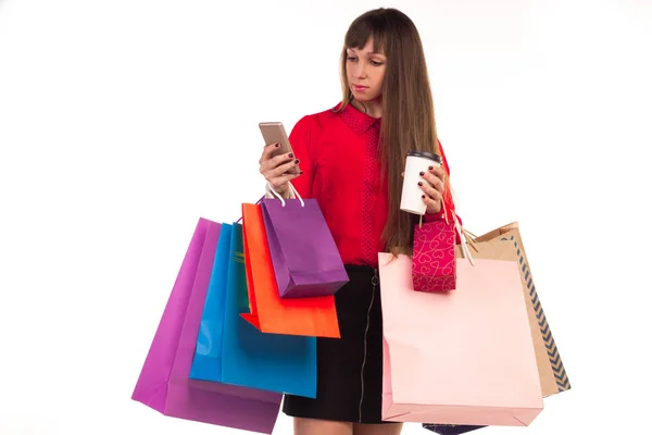 Κορίτσι με πιστωτική κάρτα, ψώνια χαρτί σακούλες, τηλέφωνο, καφέ γυαλί — Φωτογραφία Αρχείου