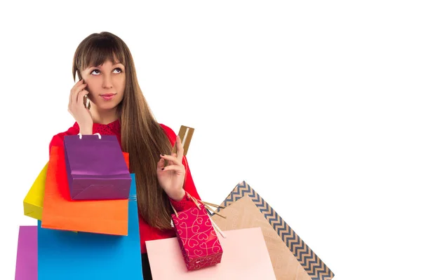 Chica tiene tarjeta de crédito bancaria, coloridas bolsas de papel de compras, sm —  Fotos de Stock