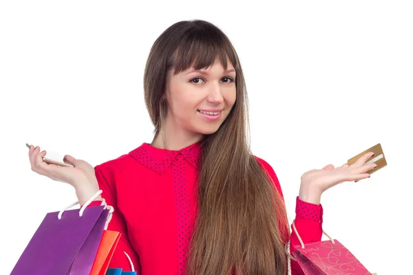 Lány tart banki hitel kártya, bevásárló színes papír táskák, p — Stock Fotó