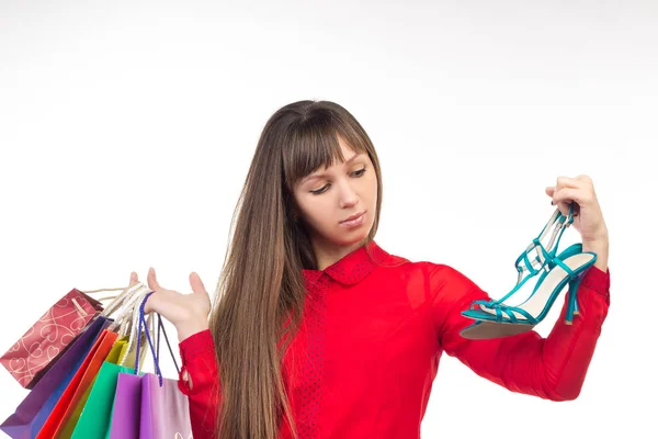 Молодая длинноволосая девушка занимается покупками, разноцветные p — стоковое фото