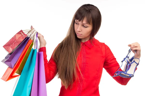 Dlouhé vlasy dívka drží nakupování nákupy, versicolored pa — Stock fotografie