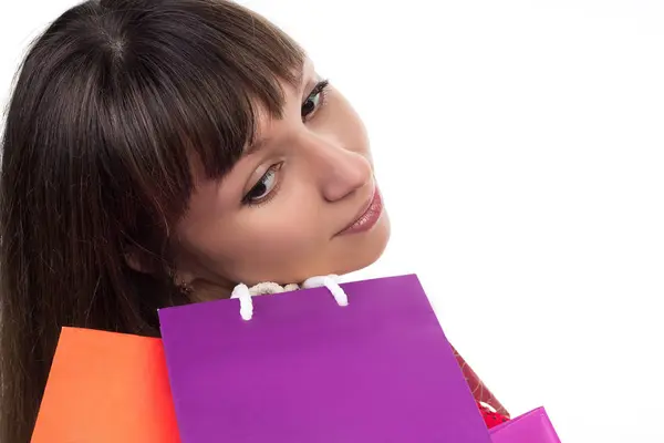 미소 다채로운 쇼핑 가방 젊은 여성 얼굴의 클로즈업 — 스톡 사진