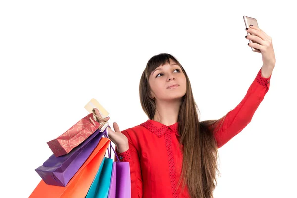 Sel 하 고 패키지를 보유 하는 신용 카드로 쇼핑 하는 젊은 여자 — 스톡 사진