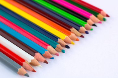 Kablosuz beyaz arka plan için sunuyu slayt ile renkli kalemler