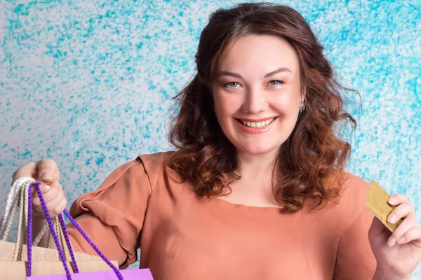 행복 한 웃는 여자 다채로운 쇼핑 종이 가방을 들고 bankin — 스톡 사진