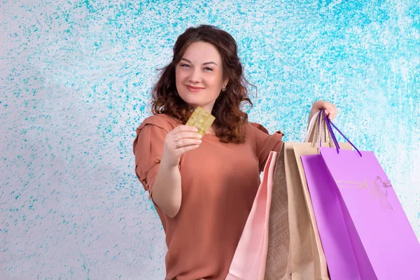 色とりどりのショッピング紙袋を保持している幸せの笑みを浮かべて女性 ba — ストック写真