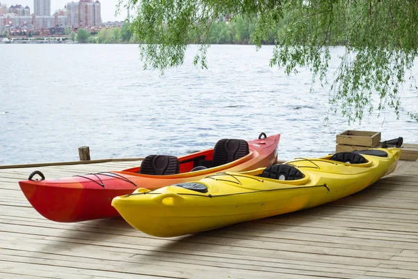 Dos barcos de kayak en cubierta de madera en la estación cerca del lago — Foto de Stock