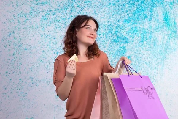 Ευτυχής χαμογελαστοί γυναίκα εκμετάλλευση πολύχρωμο χαρτί τσάντες αγορών, β — Φωτογραφία Αρχείου