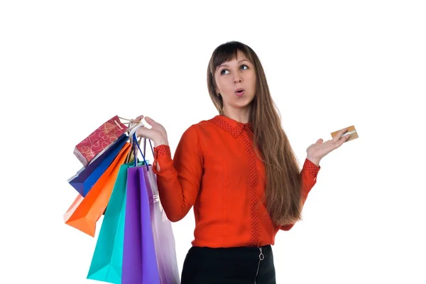 Mujer joven comprando con tarjeta de crédito sosteniendo papel multicolor —  Fotos de Stock