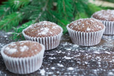 Noel kek kış grubunu ahşap arka plan, köknar branc üzerinde