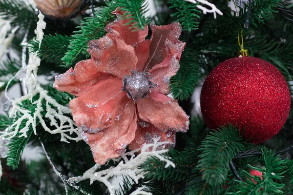 Weihnachtsdekoration, Baum mit roten Kugeln und Blumen oder — Stockfoto
