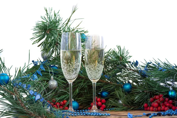 Kerstmis en Nieuwjaar nog leven, Champagne glazen, pine, orna — Stockfoto