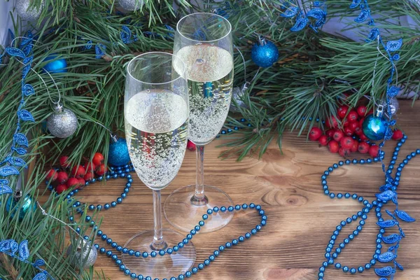 Nieuwjaar stilleven, Champagne, pine, sieraad decoratie — Stockfoto