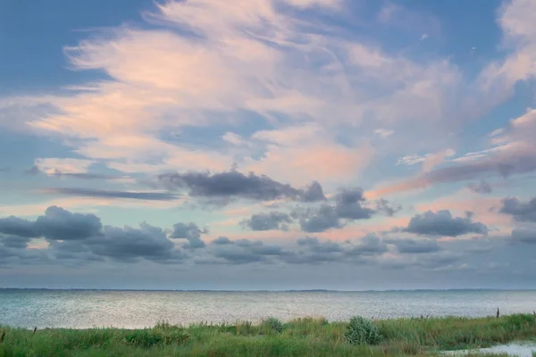 Costa do mar vazia vista mar, nebuloso colorido nascer do sol skyview — Fotografia de Stock
