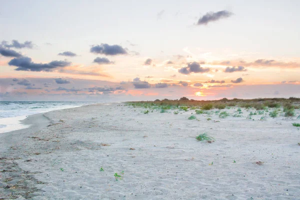 Sandy lege zee kust seaview, bewolkt kleurrijke sunrise skyview — Stockfoto