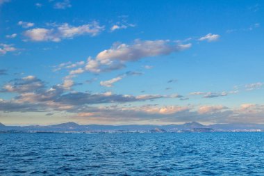 Akdeniz dramatik bulutlu gökyüzü görünümünde