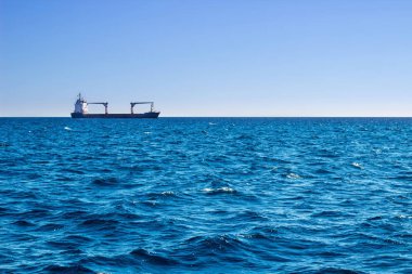 Açık Deniz Manzaralı longly gemi için güneşli yaz gününde